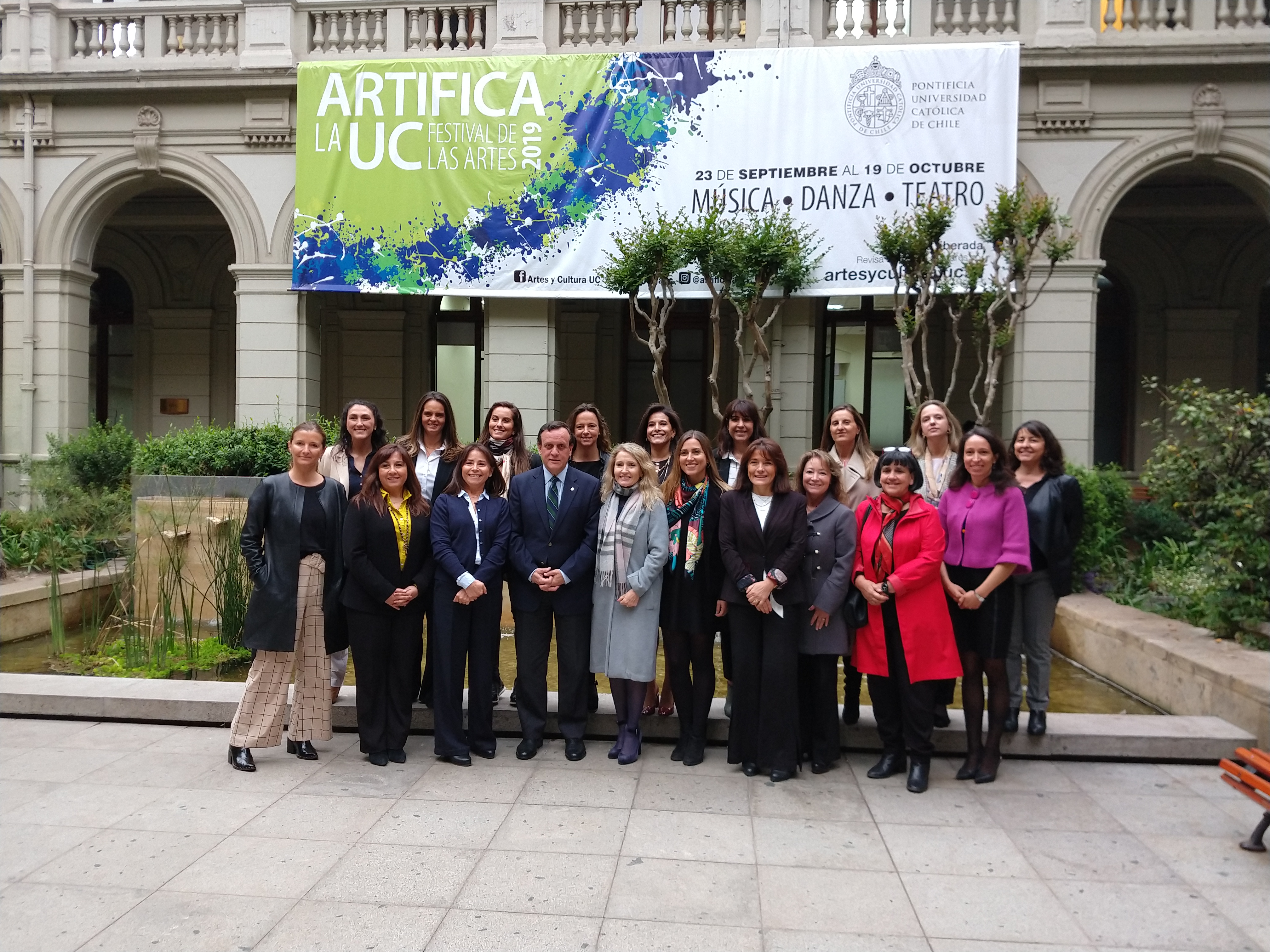 Rector Sánchez se reúne con ex alumnas de la UC para compartir su mirada del futuro de la UC